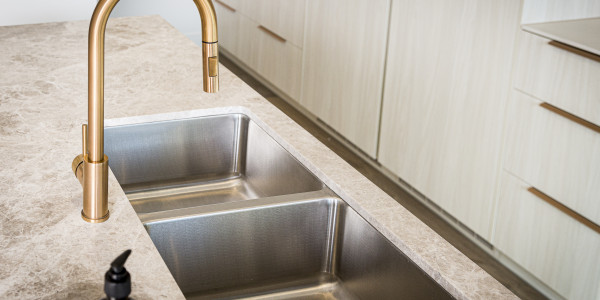 Comprar / Vender Casas Unifamiliares y Chalets en Santa Coloma de Gramenet · con Cocinas de Diseño