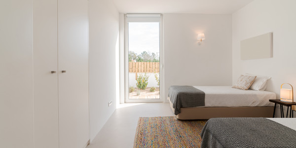 Comprar / Vender Casas Unifamiliares y Chalets en Santa Coloma de Gramenet · con Mobiliario y Carpintería a Medida
